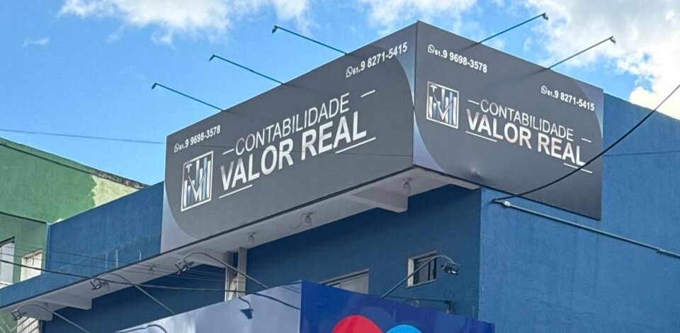 Fachada do prédio com a placa da Contabilidade Valor Real e os telefones de contato, no Jardim Pérola, em Águas Lindas de Goiás
